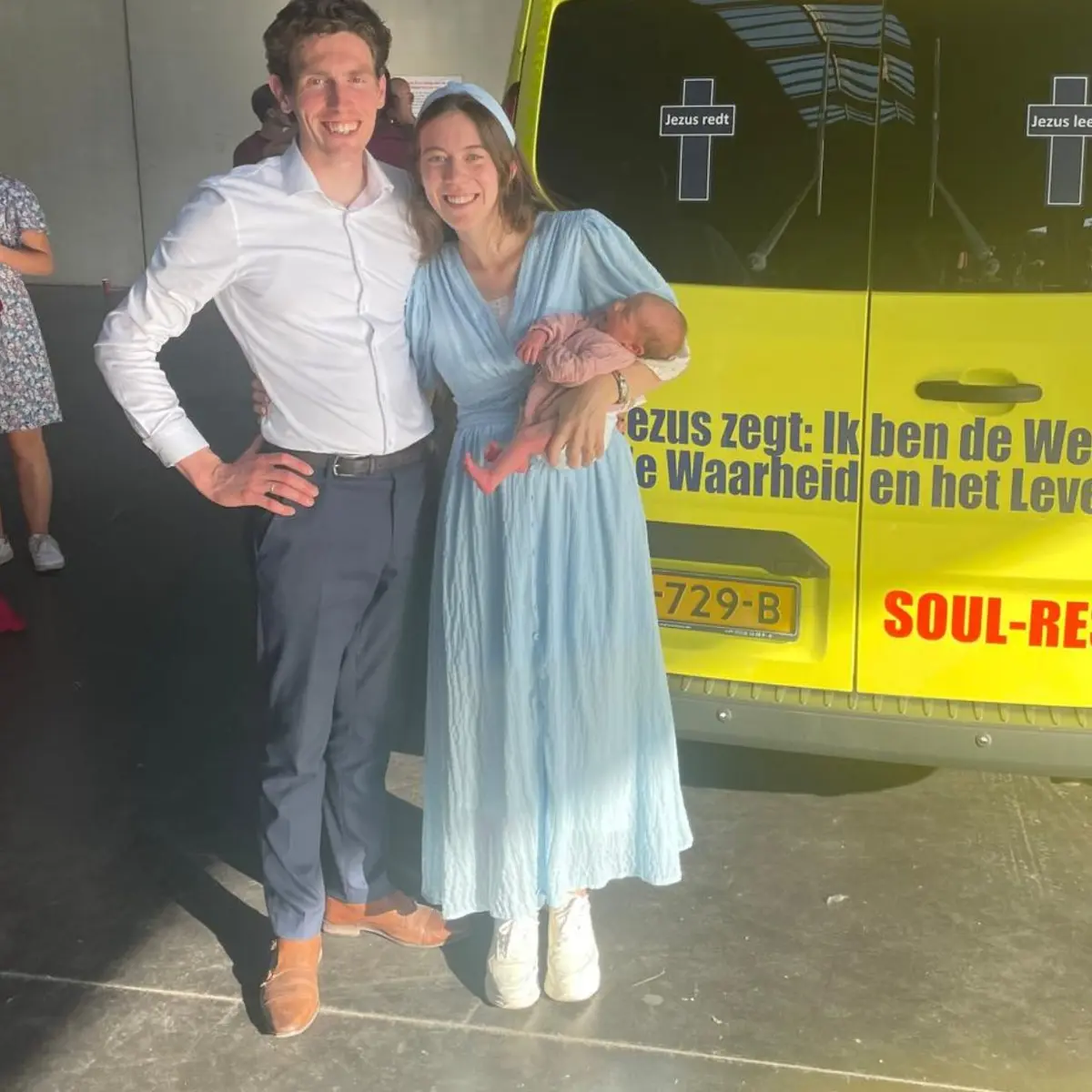 Benjamin en Helene Slingerland met hun kindje bij de evangelisatiebus