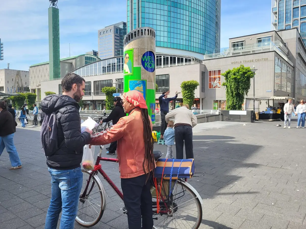 Een evangelist in gesprek met twee voorbijgangers