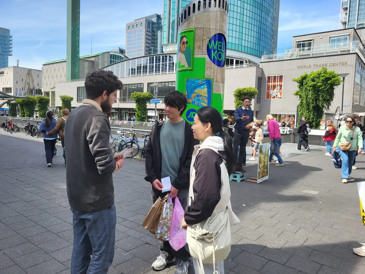 Gesprek in het centrum van Rotterdam