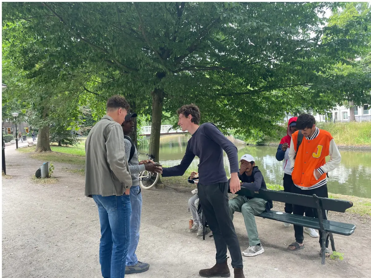 Gesprek met jongeren in het park tijdens een openluchtsamenkomst