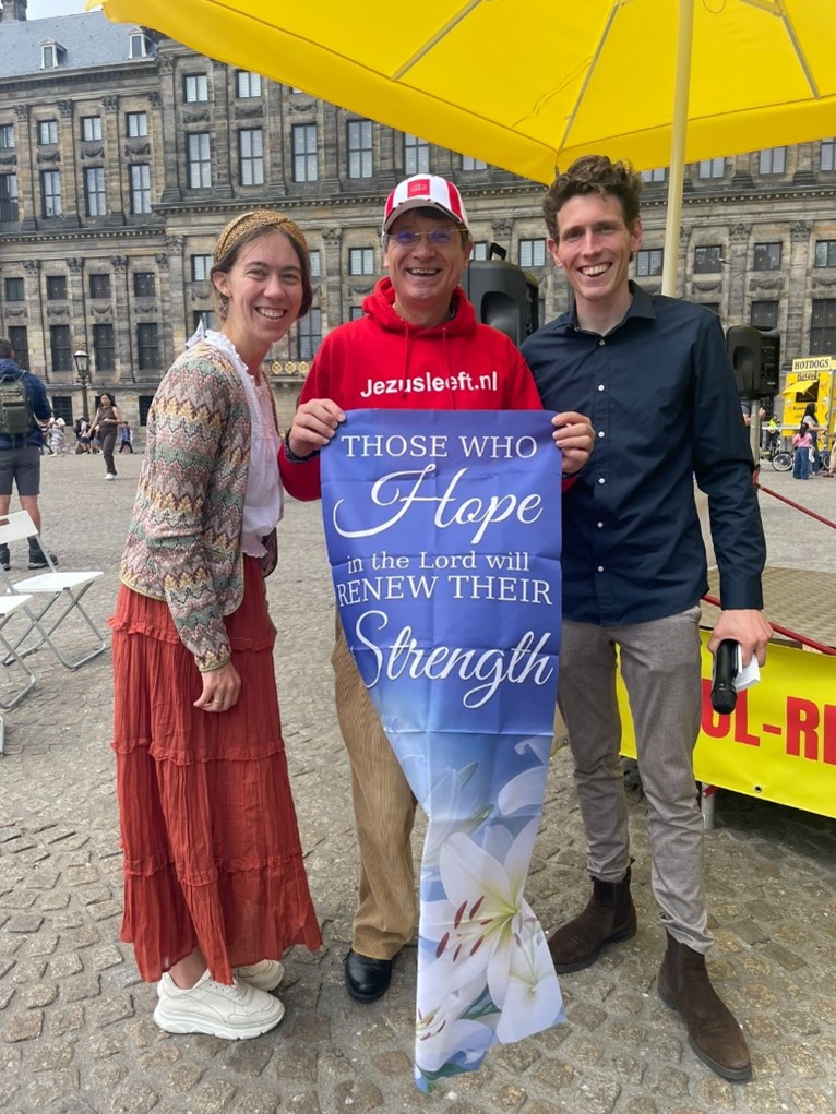 (Foto met Stéfan uit Hongarije. Hij is nu missionair in Amsterdam.)to
