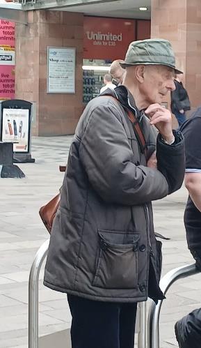 De oude Iain uit Glasgow is nog fris en groen om te verkondigen dat God recht is en dat er in Hem geen onrecht is. (Psalm 92)